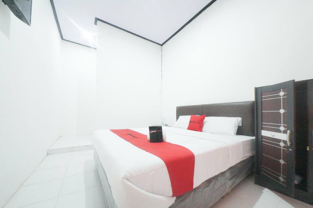 Reddoorz Syariah Near Mall Roxy Banyuwangi 2 Dış mekan fotoğraf