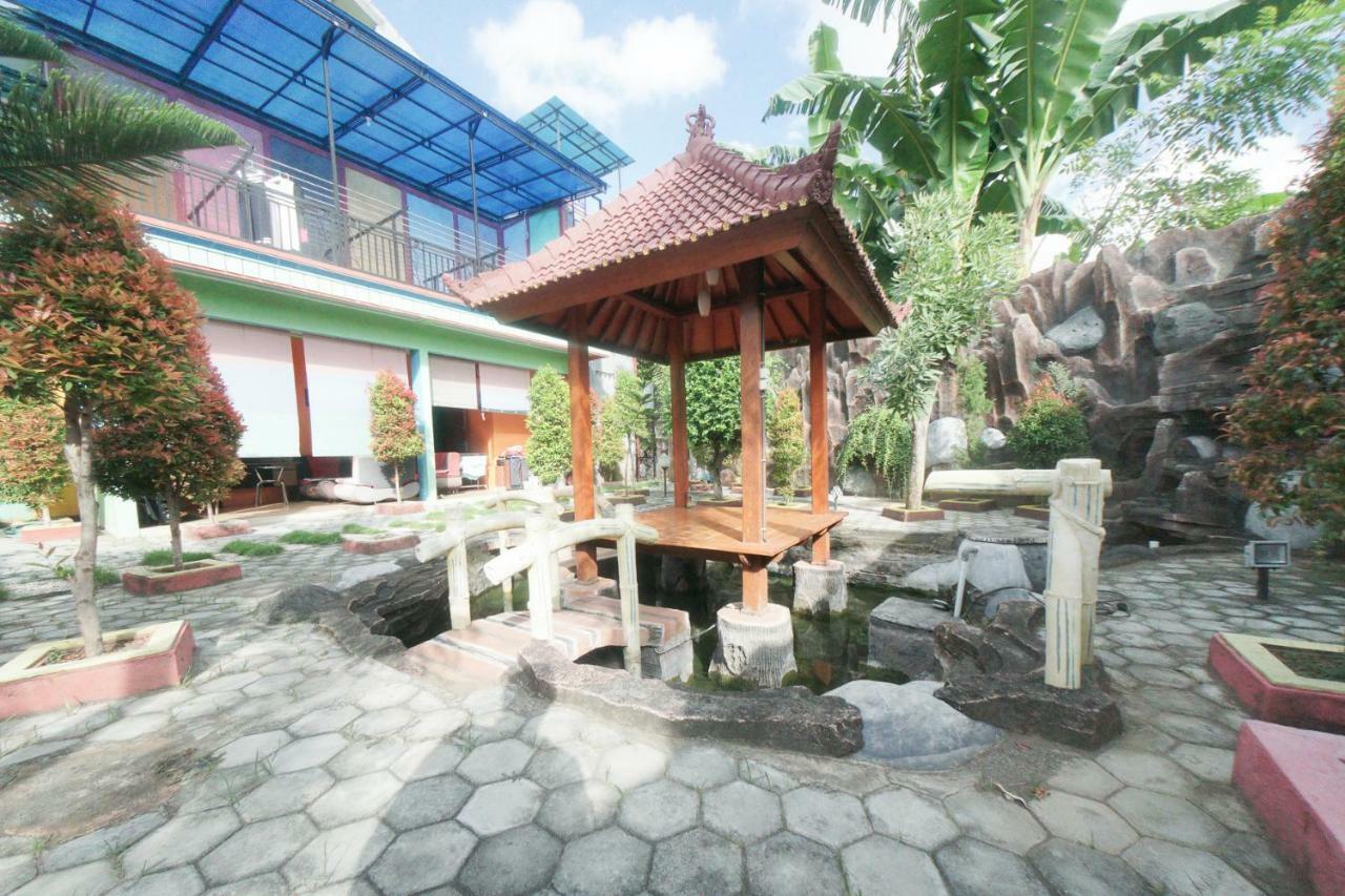 Reddoorz Syariah Near Mall Roxy Banyuwangi 2 Dış mekan fotoğraf