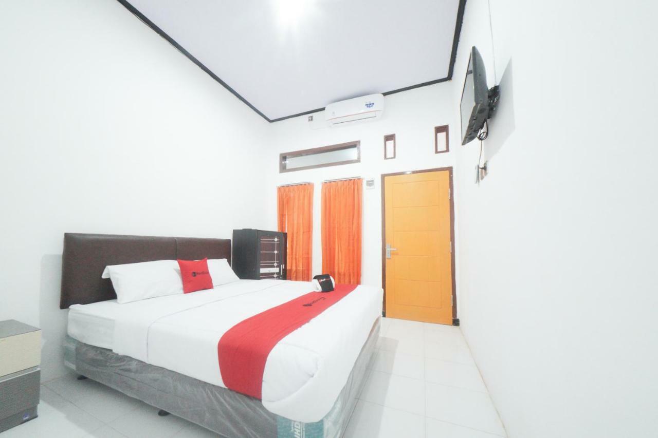 Reddoorz Syariah Near Mall Roxy Banyuwangi 2 Dış mekan fotoğraf