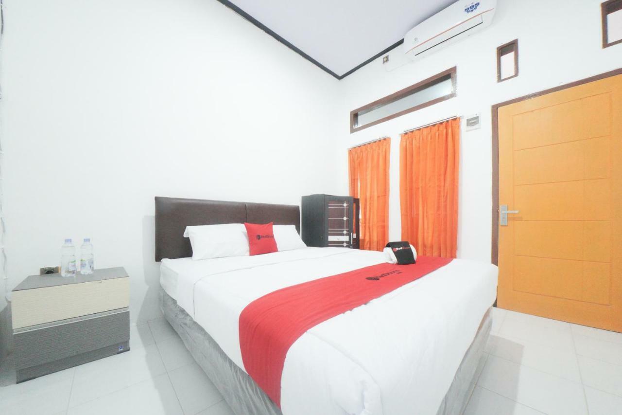 Reddoorz Syariah Near Mall Roxy Banyuwangi 2 Dış mekan fotoğraf