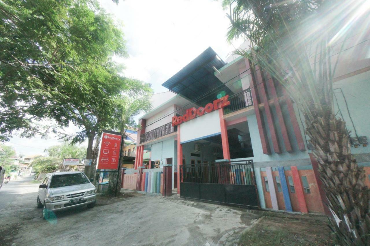 Reddoorz Syariah Near Mall Roxy Banyuwangi 2 Dış mekan fotoğraf