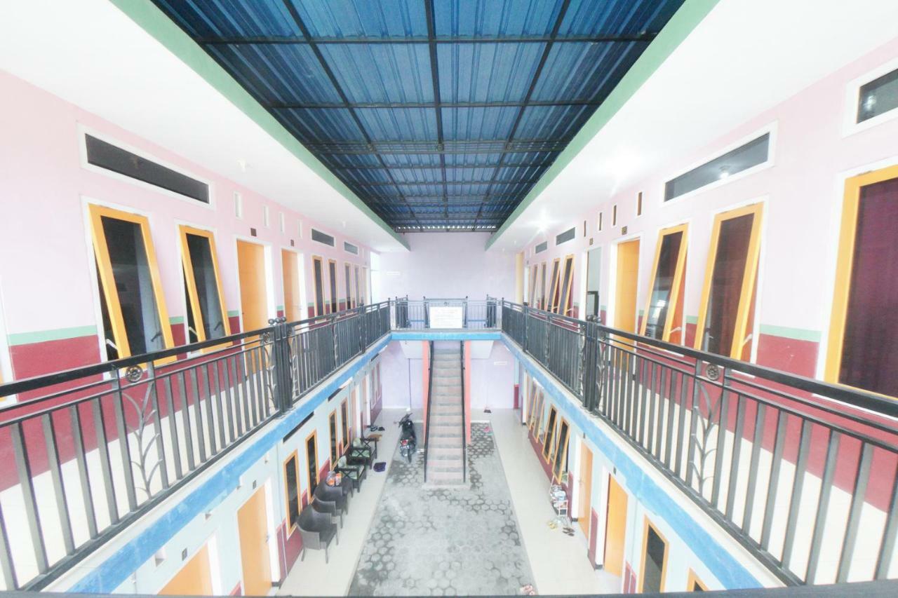 Reddoorz Syariah Near Mall Roxy Banyuwangi 2 Dış mekan fotoğraf